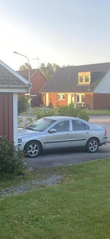 Grå Begagnad 2001 Volvo S60 Business Edition Sedan | 19 990 kr (Marknadspris) - Bild 1/4