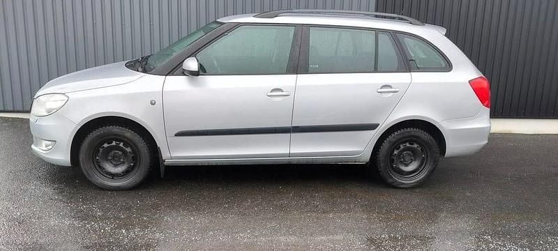 Begagnad Skoda Fabia Elegance 75 HK (55 kW) 2011 Silver