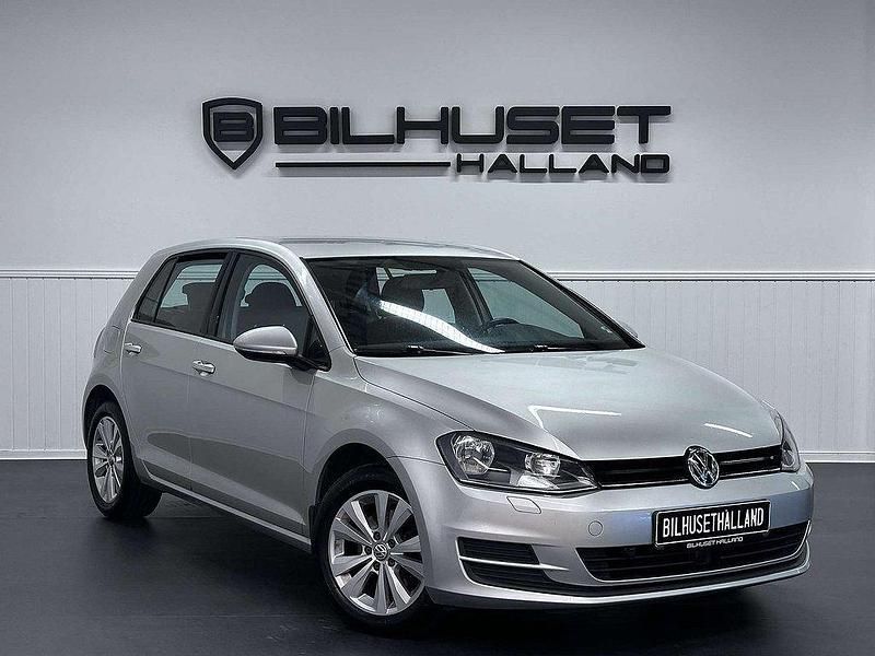 Silver Begagnad 2013 VW Golf VII Halvkombi | 104 900 kr (Lite dyr) - Bild 1/4