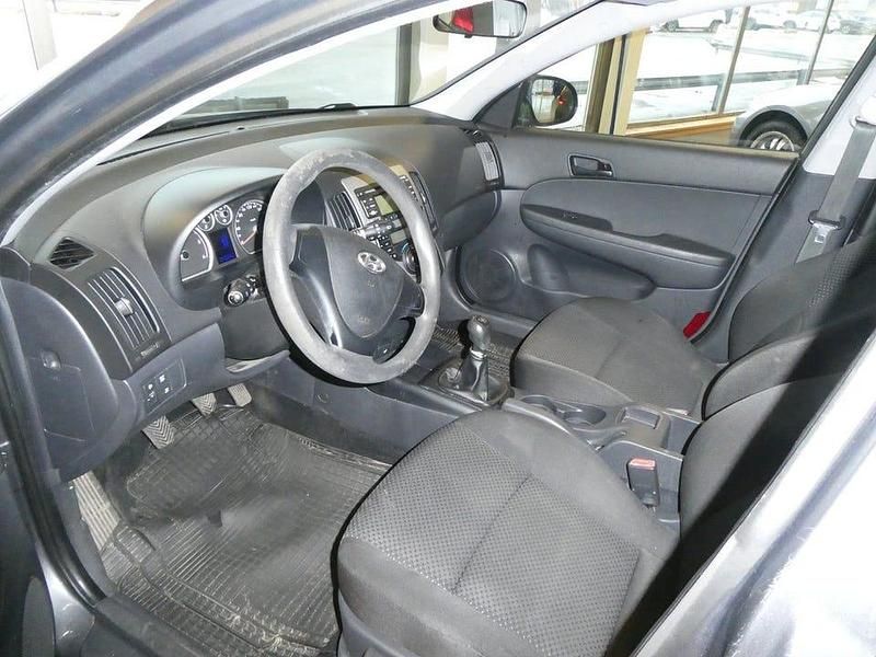 Begagnad Hyundai i30 Select 90 HK (66 kW) 2011 Grå Kombi