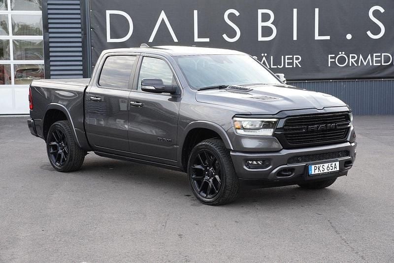 Mörkgrå (granite chrystal metallic) Begagnad 2022 Dodge Ram Pickup | 748 750 kr - Bild 1/4