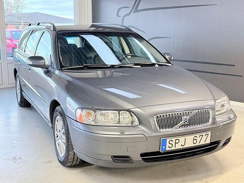 Grå Begagnad 2006 Volvo V70 Kinetic Kombi | 39 900 kr (Marknadspris) - Bild 1/3