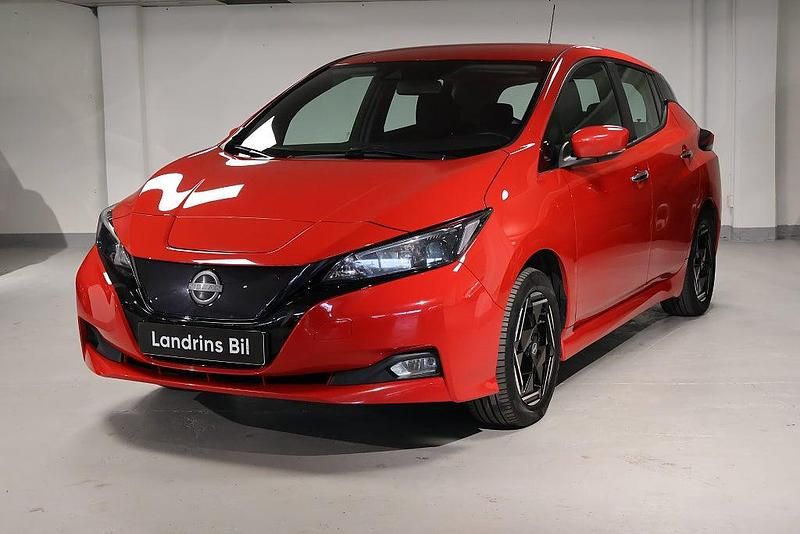 Begagnad Nissan Leaf Acenta 110 kW (150 HK) 2022 Röd Halvkombi