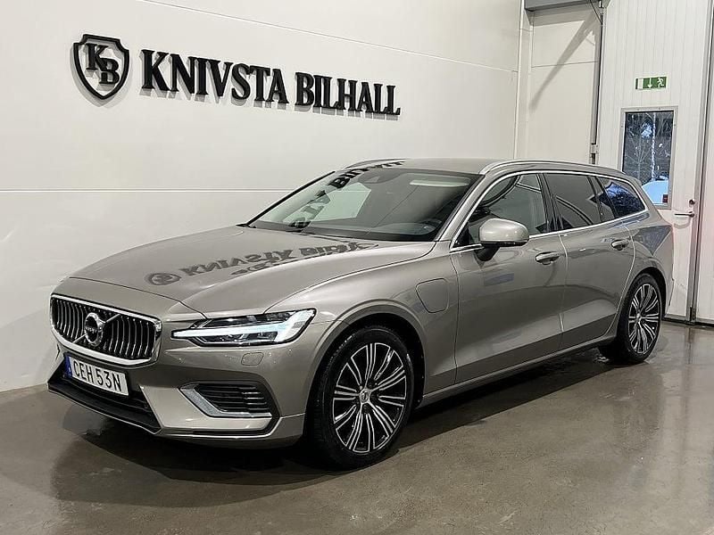 Grå Begagnad 2021 Volvo V60 Inscription Kombi | 304 800 kr (Marknadspris) - Bild 1/4