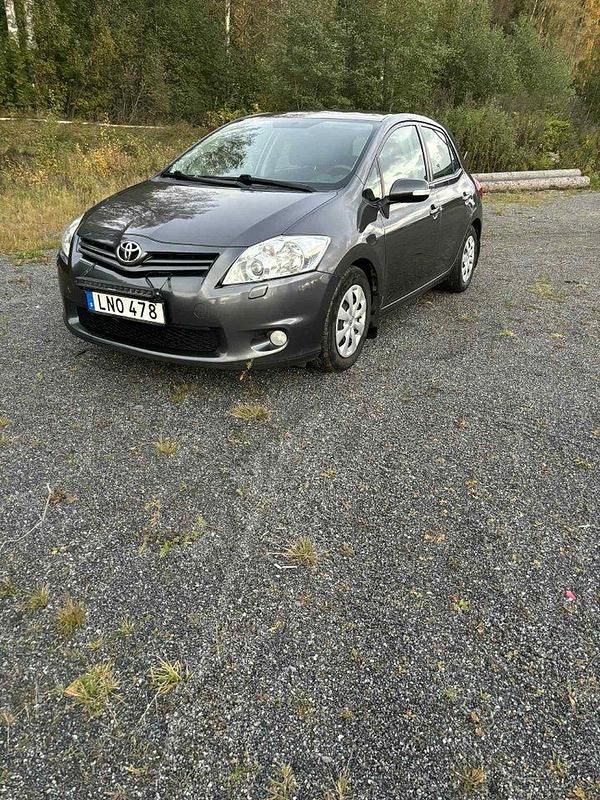 Grå Begagnad 2010 Toyota Auris Plus Halvkombi | 47 000 kr (Marknadspris) - Bild 1/4