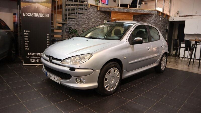 Ljusgrå Begagnad 2005 Peugeot 206 Halvkombi | 19 900 kr (Lite dyr) - Bild 1/4