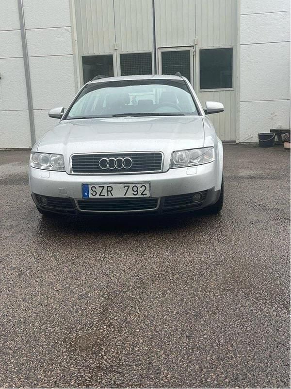 Silver Begagnad 2002 Audi A4 Kombi | 25 000 kr (Marknadspris) - Bild 1/4