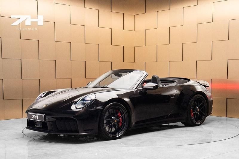 Svart Begagnad 2025 Porsche 911 Carrera GTS Cab | 2 099 000 kr - Bild 1/4