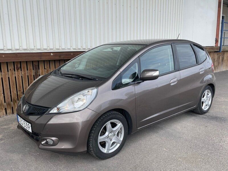 Ljusbrun (brun) Begagnad 2015 Honda Jazz Halvkombi | 89 000 kr (Marknadspris) - Bild 1/4