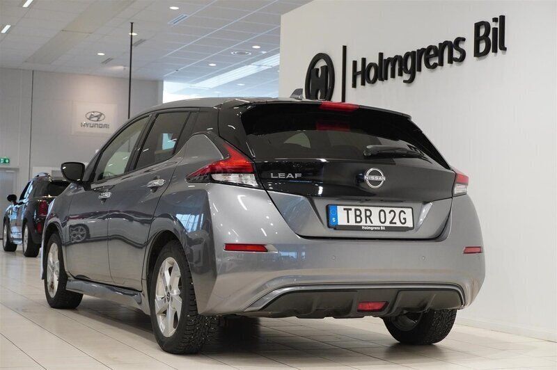 Begagnad Nissan Leaf Acenta 160 kW (218 HK) 2023 Grå/silver Halvkombi