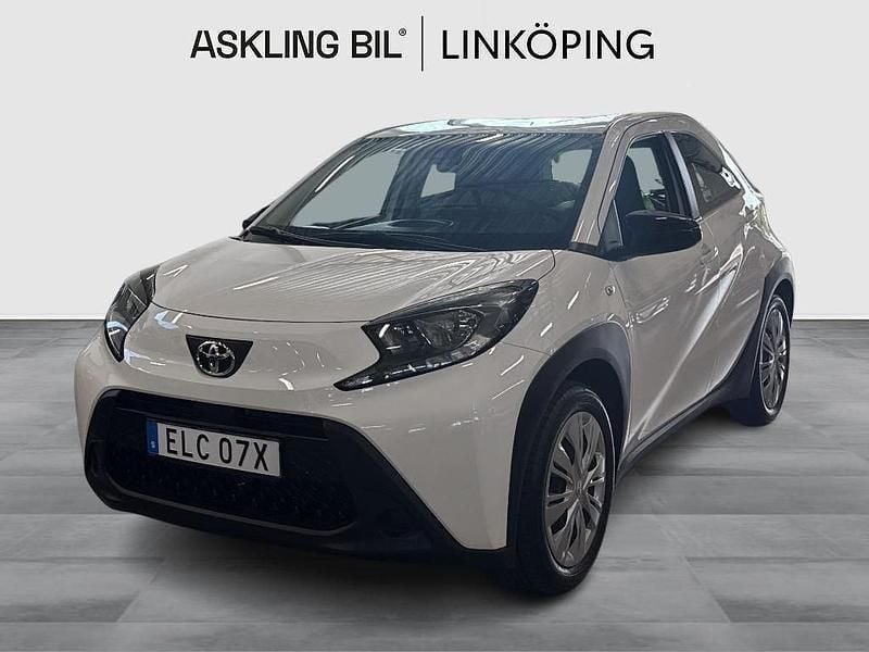 Vit Begagnad 2023 Toyota Aygo Play Halvkombi | 177 000 kr (Marknadspris) - Bild 1/4