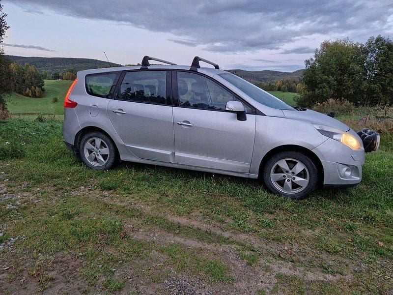 Silver Begagnad 2011 Renault Grand Scénic III Minibuss | 40 000 kr (Marknadspris) - Bild 1/4