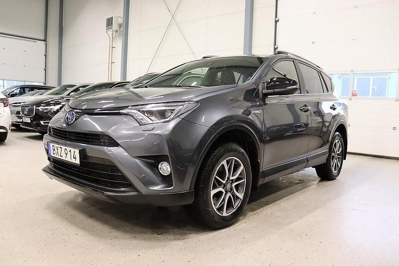 Mörkgrå Begagnad 2018 Toyota RAV4 Hybrid Edition SUV | 274 900 kr (Marknadspris) - Bild 1/4
