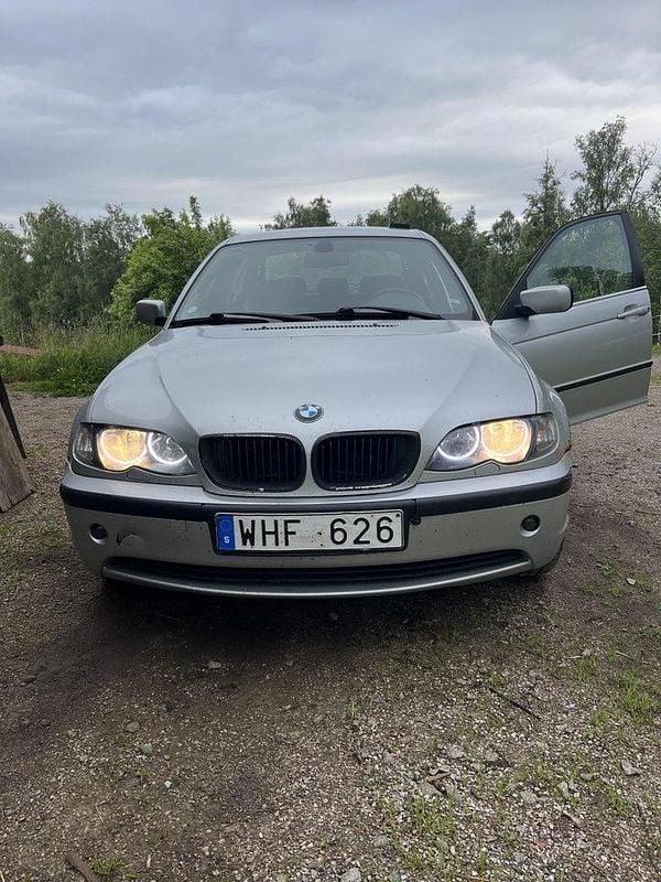 Grå Begagnad 2004 BMW 320 Sedan | 27 000 kr (Superpris) - Bild 1/4