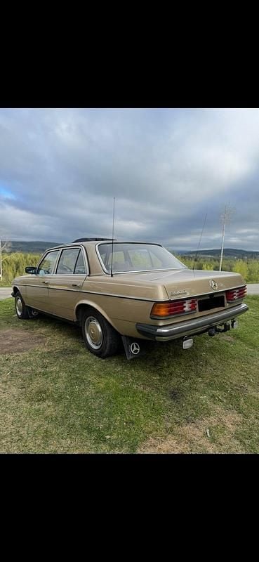 Begagnad Mercedes 300 80 HK (58 kW) 1976