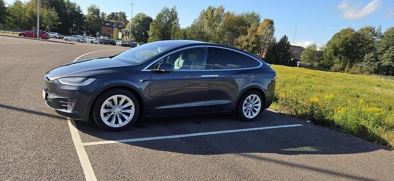 Grå Begagnad 2019 Tesla Model X SUV | 414 900 kr (Lite dyr) - Bild 1/4