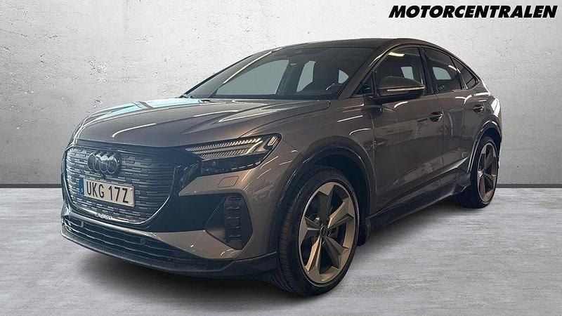 Grå Begagnad 2022 Audi Q4 Sportback e-tron Proline SUV | 469 000 kr (Marknadspris) - Bild 1/4