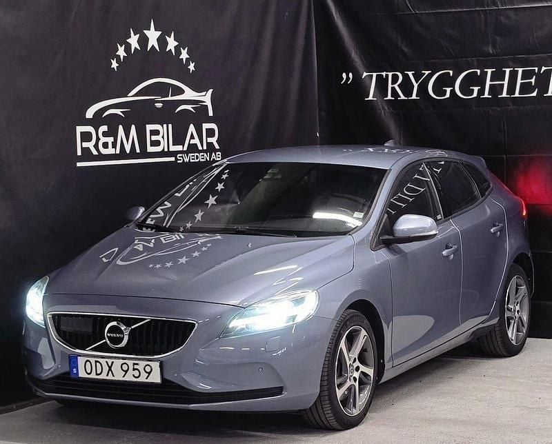 Ljusblå Begagnad 2016 Volvo V40 Kombi | 184 800 kr (Lite dyr) - Bild 1/4