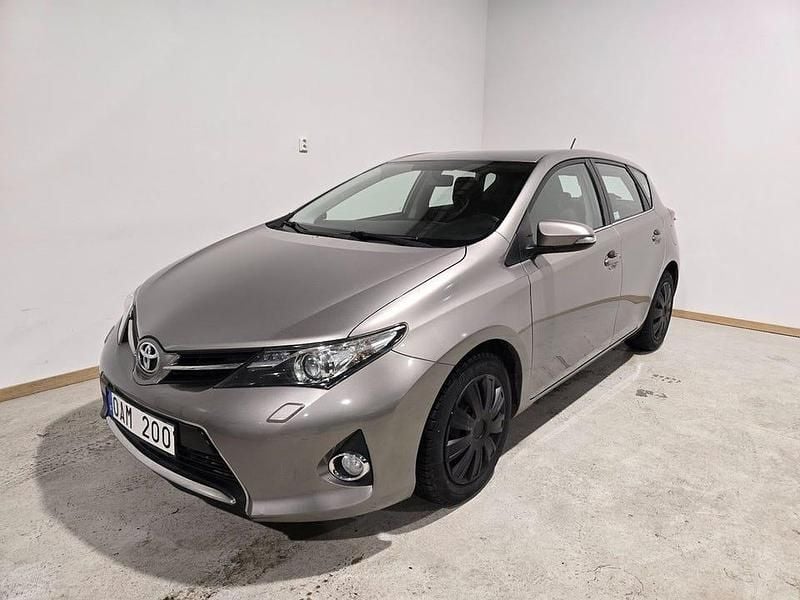 Brun Begagnad 2014 Toyota Auris Active Halvkombi | 79 500 kr (Bra pris) - Bild 1/4