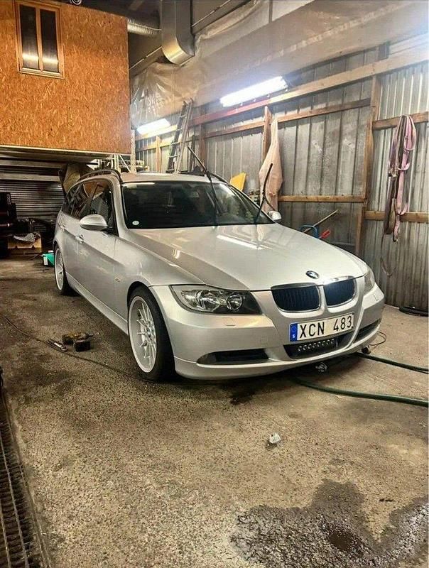 Grå Begagnad 2006 BMW 320 Advantage Kombi | 35 000 kr (Marknadspris) - Bild 1/3