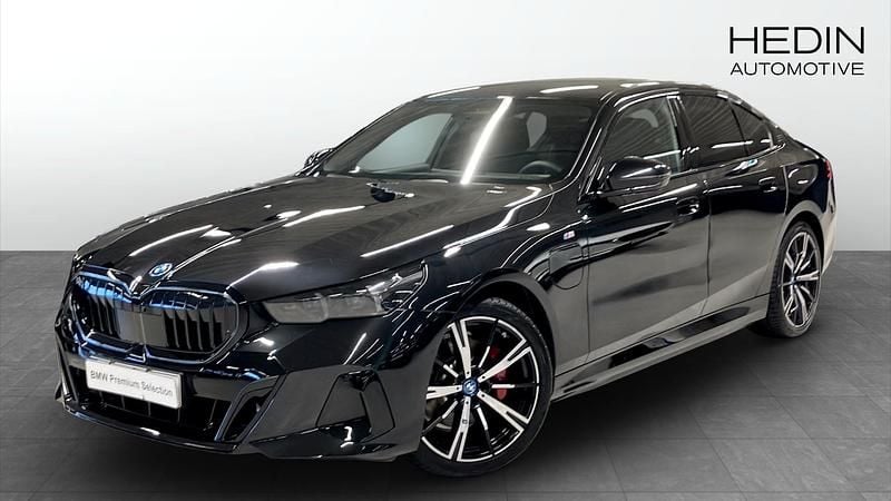Svart (black) Begagnad 2025 BMW 530e M Sport Sedan | 728 700 kr (Marknadspris) - Bild 1/4