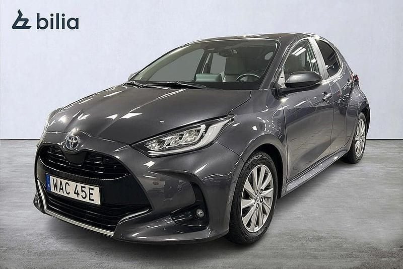 Mörkgrå Begagnad 2022 Toyota Yaris Hybrid Edition Halvkombi | 239 900 kr (Lite dyr) - Bild 1/3