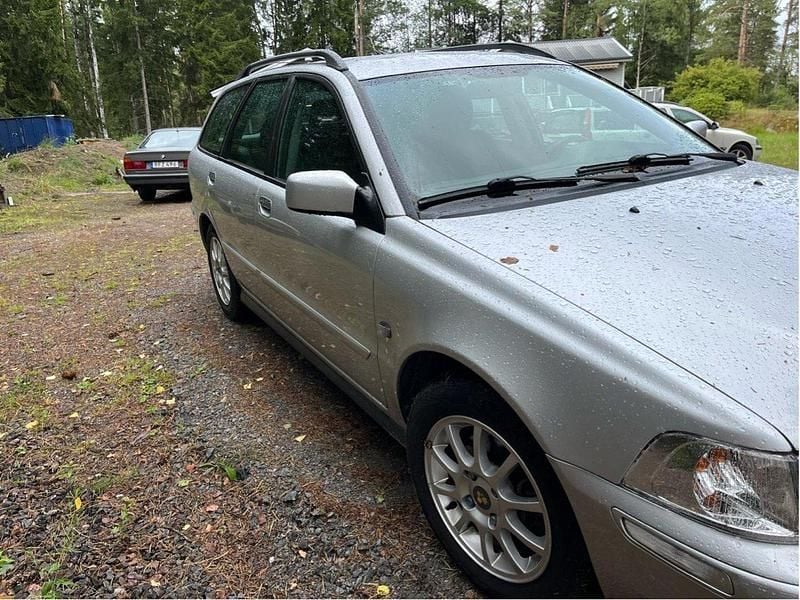 Grå Begagnad 2004 Volvo V40 Kombi | 29 900 kr (Marknadspris) - Bild 1/4