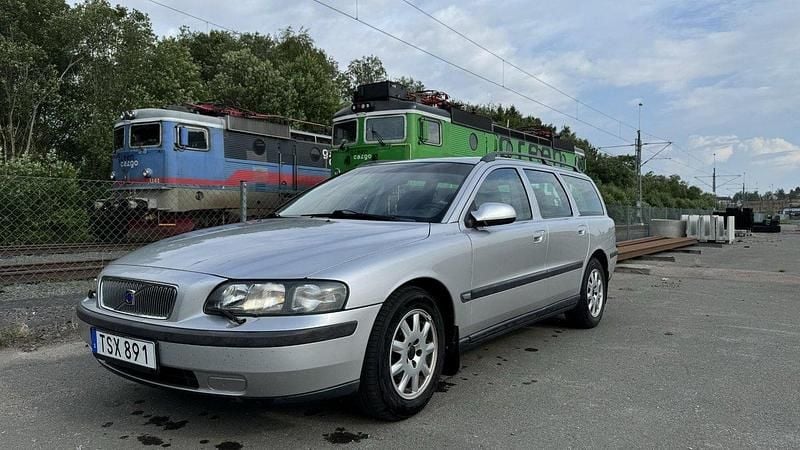 Grå Begagnad 2003 Volvo V70 Kombi | 10 000 kr (Bra pris) - Bild 1/3