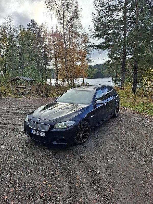 Svart Begagnad 2012 BMW M550 M Sport Sedan | 189 000 kr (Marknadspris) - Bild 1/4