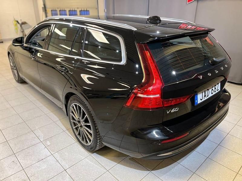 Begagnad Volvo V60 Core 350 HK (257 kW) 2023 Svart Kombi
