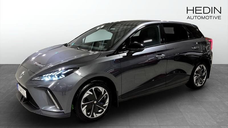 Grå Begagnad 2023 MG MG4 EV Luxury Halvkombi | 269 900 kr (Marknadspris) - Bild 1/4