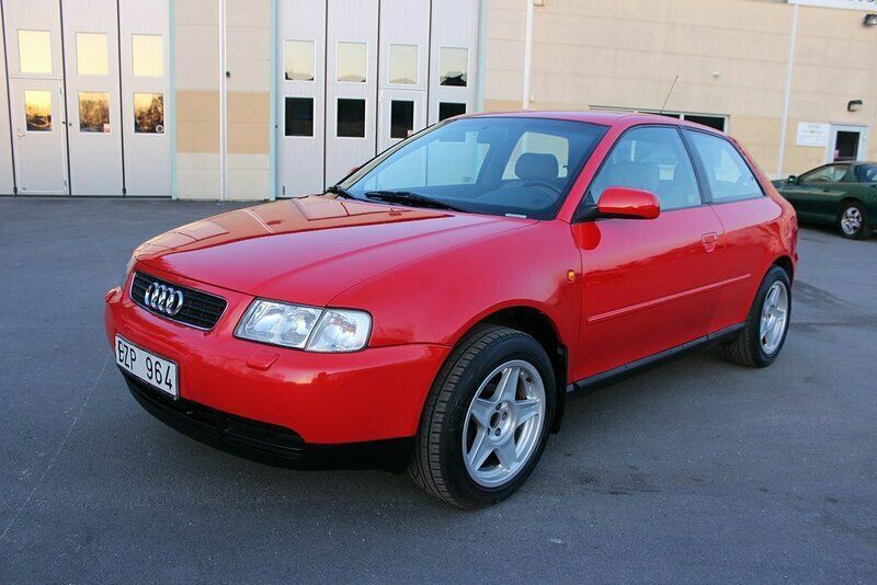 Begagnad Audi A3 101 HK (74 kW) 1997 Röd Halvkombi