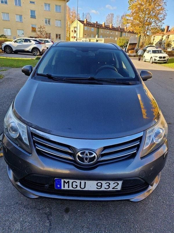 Grå Begagnad 2012 Toyota Avensis Business Edition Kombi | 48 999 kr (Bra pris) - Bild 1/4