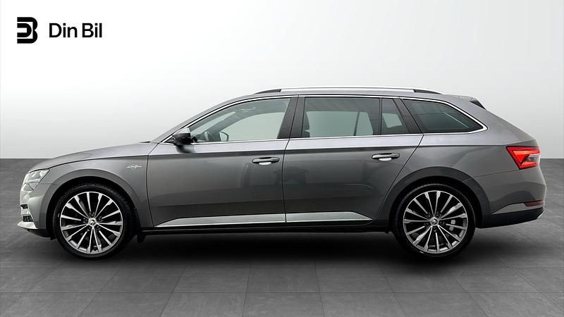 Begagnad Skoda Superb 2023 Grå Kombi