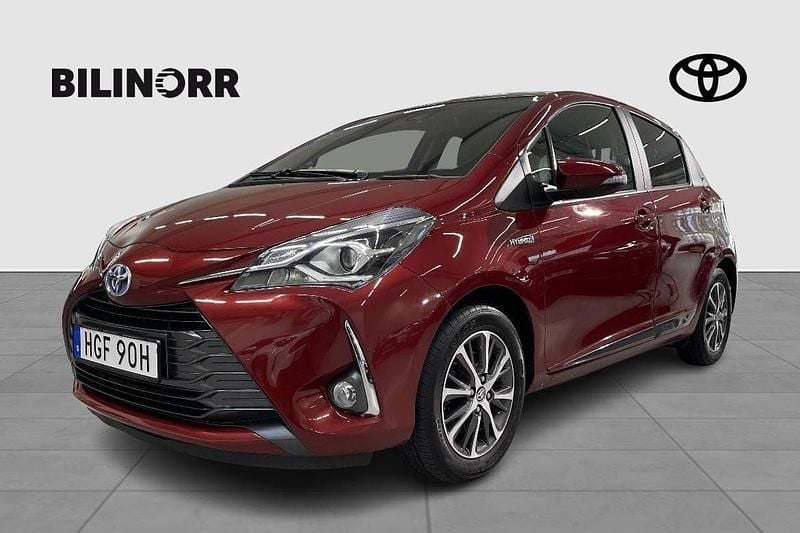 Röd Begagnad 2019 Toyota Yaris Hybrid Halvkombi | 184 400 kr (Marknadspris) - Bild 1/3