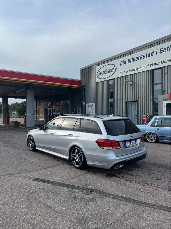 Silver Begagnad 2016 Mercedes E220 Avantgarde Kombi | 175 000 kr (Bra pris) - Bild 1/4