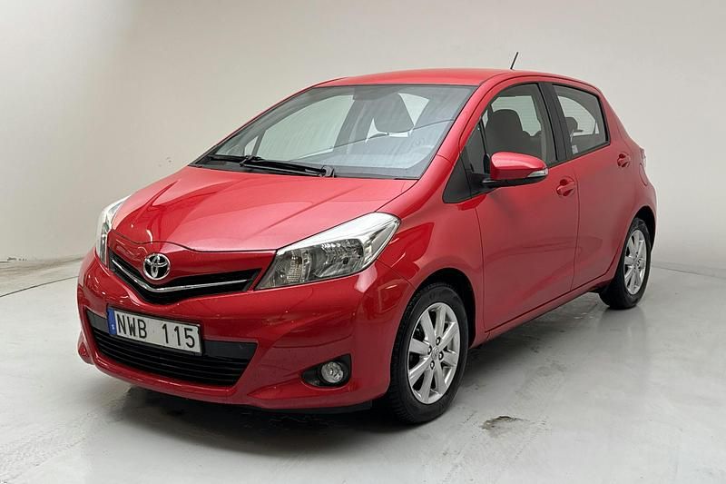 Röd Begagnad 2012 Toyota Yaris Active | 105 000 kr (Lite dyr) - Bild 1/4