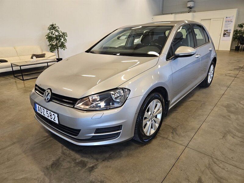 Silver (mörkgrå metallic metallic) Begagnad 2015 VW Golf VII Halvkombi | 104 900 kr (Marknadspris) - Bild 1/4
