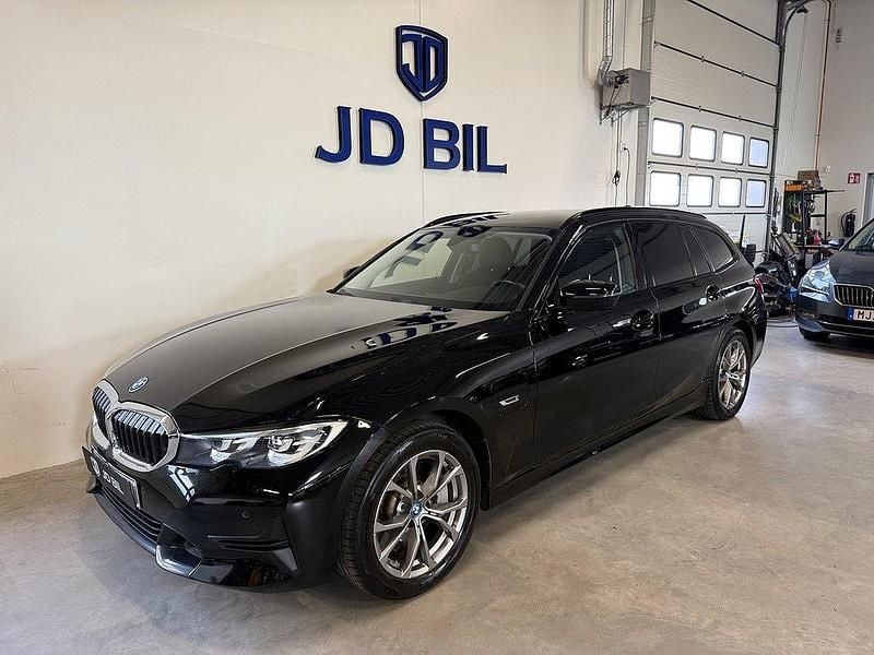 Svart Begagnad 2022 BMW 330e Sport Line Kombi | 259 800 kr (Superpris) - Bild 1/4