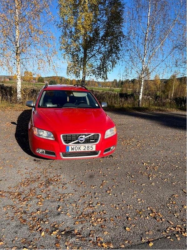 Röd Begagnad 2013 Volvo V70 R-Design Kombi | 95 000 kr (Marknadspris) - Bild 1/4