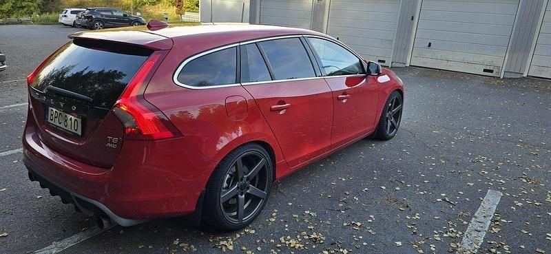 Röd Begagnad 2011 Volvo V60 R-Design Kombi | 175 000 kr (Lite dyr) - Bild 1/4