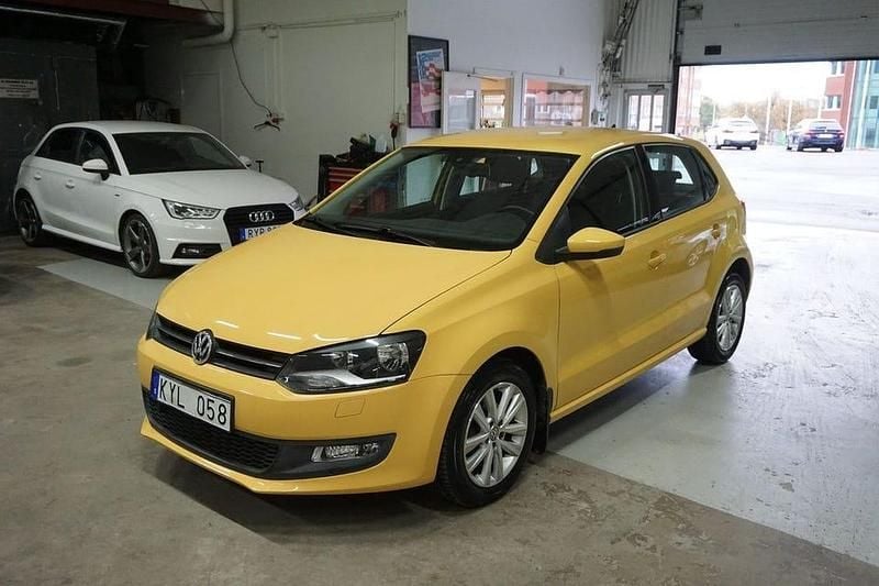 Gul Begagnad 2010 VW Polo Halvkombi | 64 900 kr (Bra pris) - Bild 1/4