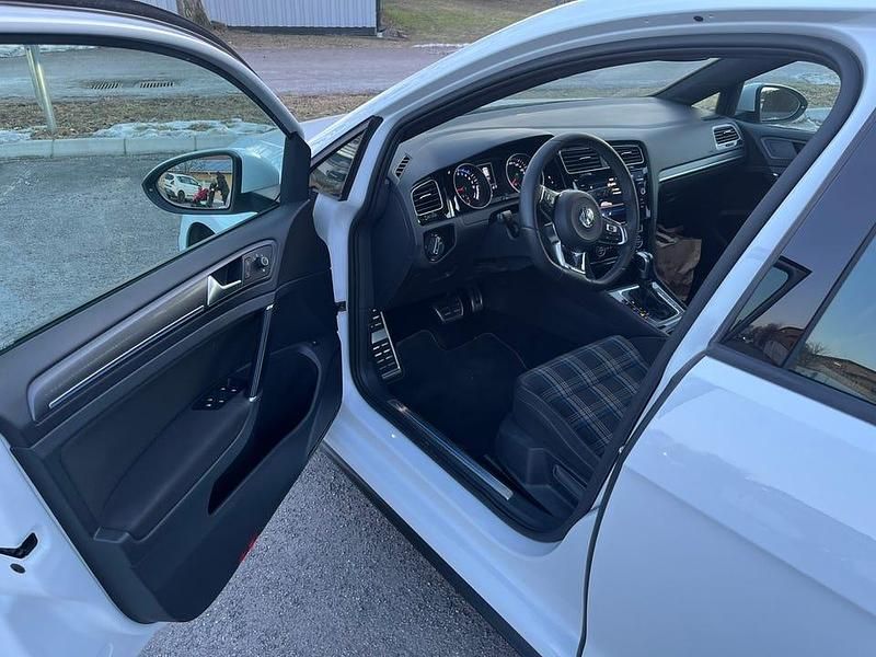 Begagnad VW Golf VIII GTE 204 HK (150 kW) 2020