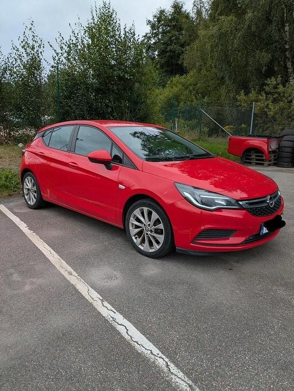 Röd Begagnad 2016 Opel Astra Enjoy Halvkombi | 59 000 kr (Marknadspris) - Bild 1/4