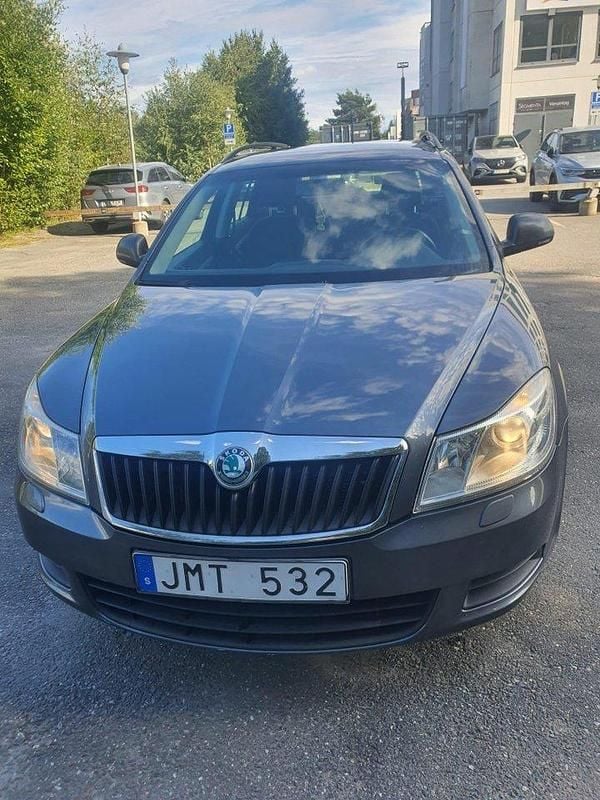 Grå Begagnad 2011 Skoda Octavia Ambiente Kombi | 34 000 kr (Superpris) - Bild 1/4