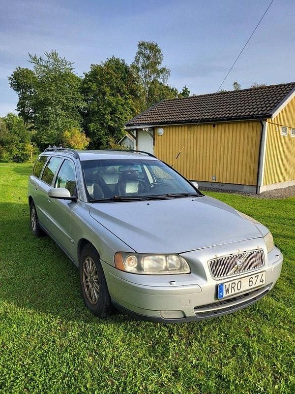 Grå Begagnad 2005 Volvo V70 Kinetic Kombi | 18 000 kr (Marknadspris) - Bild 1/4