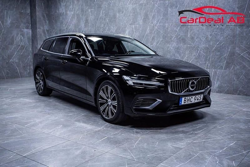 Svart Begagnad 2021 Volvo V60 Momentum Kombi | 229 800 kr (Superpris) - Bild 1/4