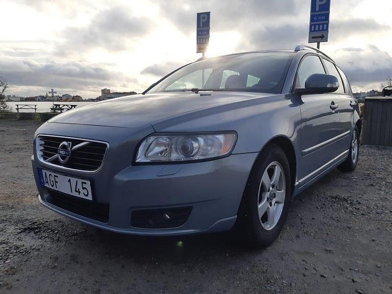 Blå metallic Begagnad 2011 Volvo V50 Kombi | 49 000 kr (Marknadspris) - Bild 1/4