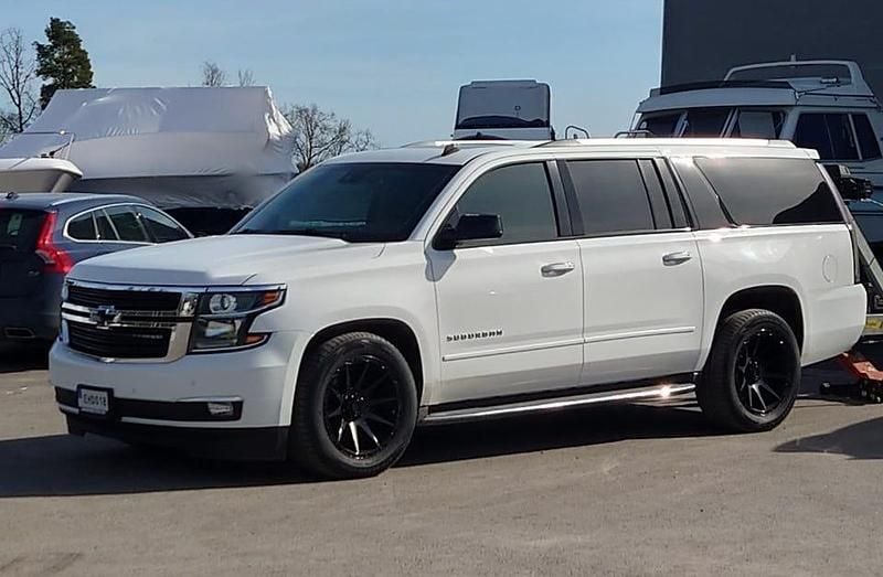 Vit Begagnad 2015 Chevrolet Suburban SUV | 350 000 kr - Bild 1/4