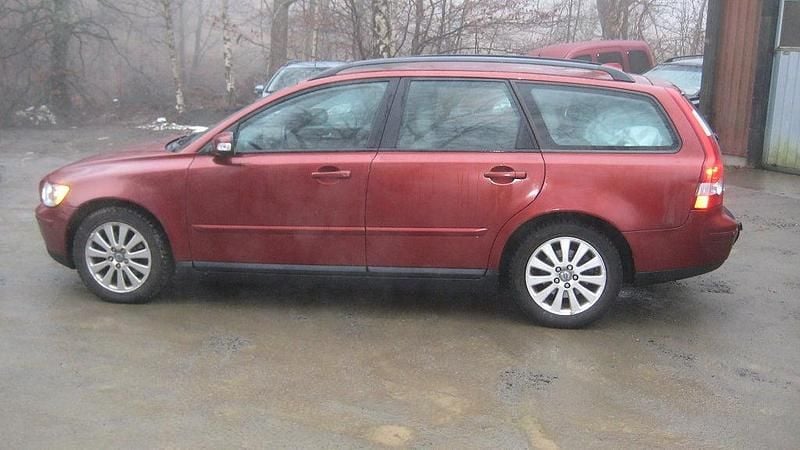 Röd Begagnad 2007 Volvo V50 Summum Kombi | 55 900 kr (Marknadspris) - Bild 1/3